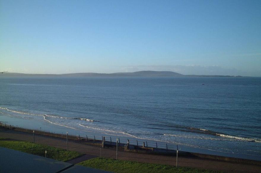 5* Self Catering Penthouse, Llanelli, Beach, Sea Views, Walks, Golf, Cycle.