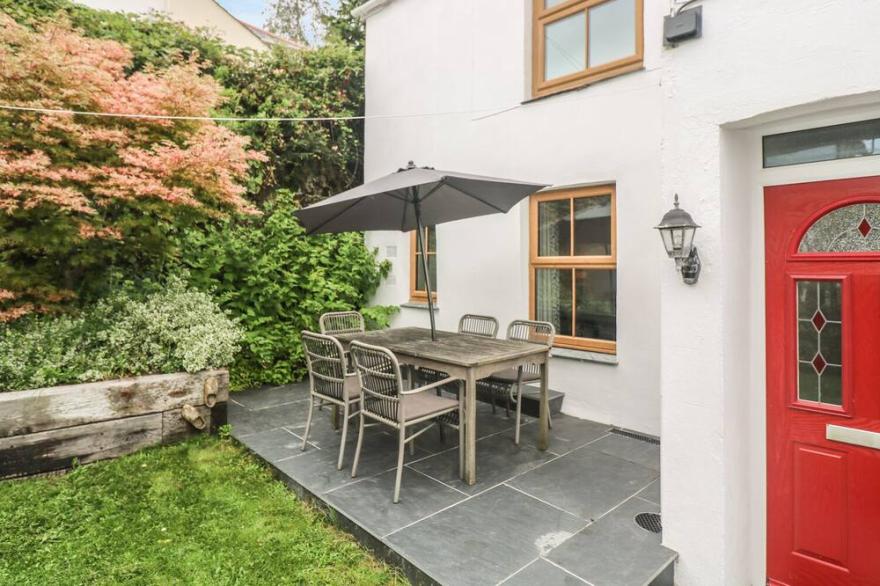 ASTRANTIA COTTAGE, family friendly, with open fire in Lostwithiel