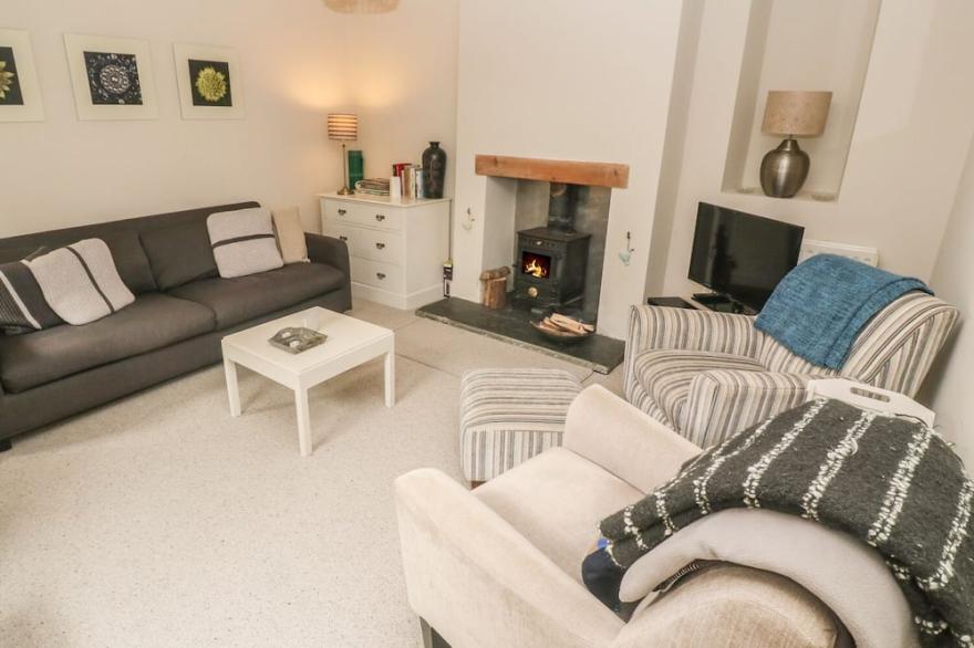 ASTRANTIA COTTAGE, family friendly, with open fire in Lostwithiel