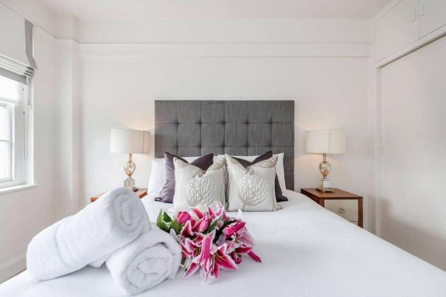 Bright Two Bedroom Apartment in Chelsea