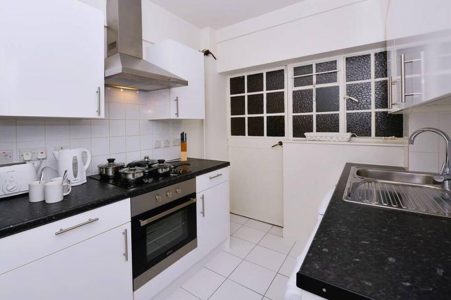 Bright Two Bedroom Apartment in Chelsea