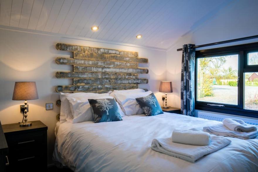 Luxury Hot Tub Lakeside Lodge BARNACLE Near Longleat. Dog friendly.
