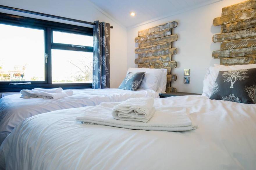 Luxury Hot Tub Lakeside Lodge BARNACLE Near Longleat. Dog friendly.