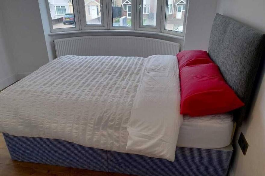 Remarkable 3-Bed House in Hounslow
