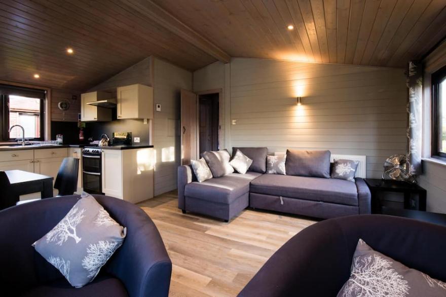 Luxury Hot Tub  Lakeside Lodge AVOCET With Hot Tub Near Longleat