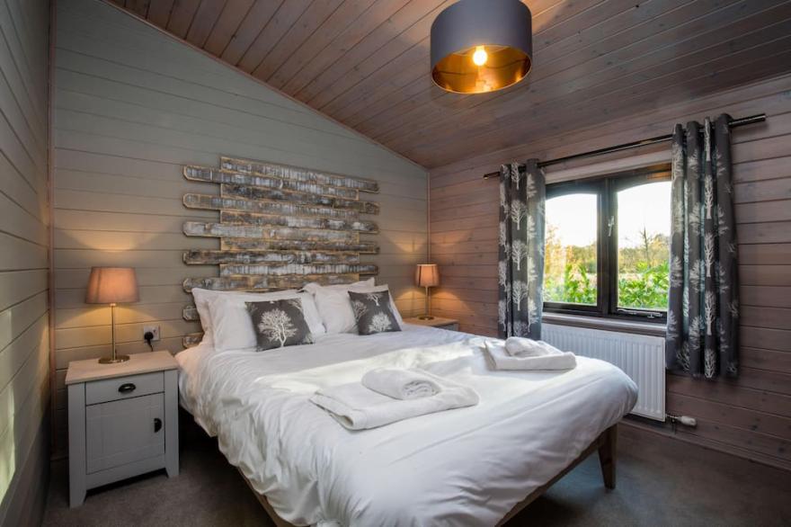 Luxury Hot Tub  Lakeside Lodge AVOCET With Hot Tub Near Longleat