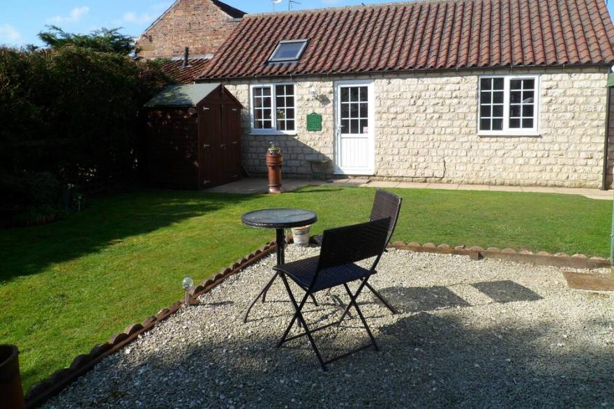 Midsummer  Cottage with private garden in beautiful countryside & great location