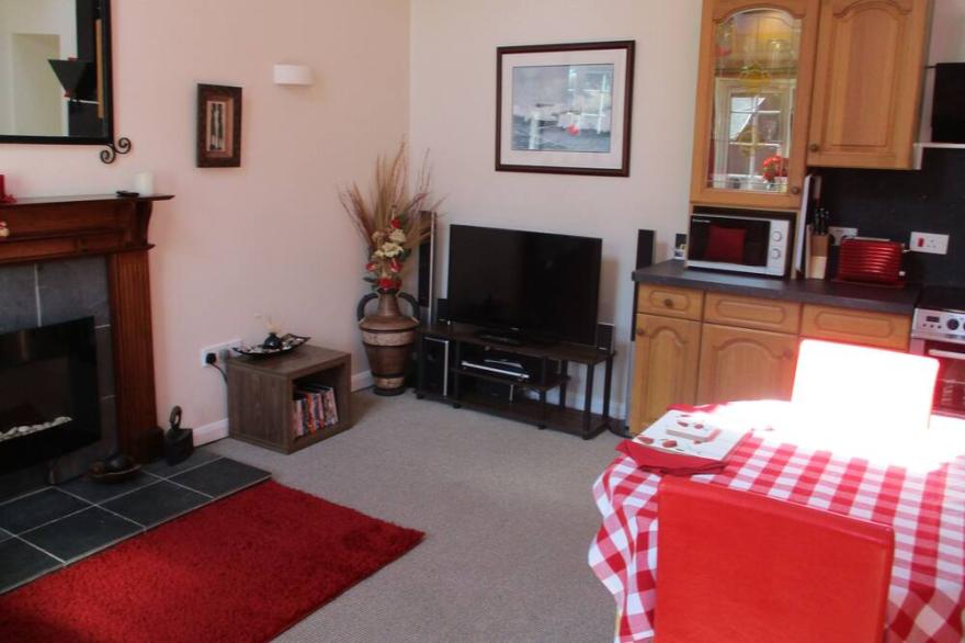 Midsummer  Cottage with private garden in beautiful countryside & great location