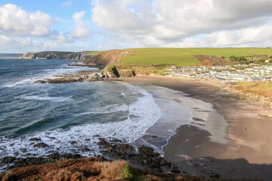 2 THE BAY, family friendly, country holiday cottage in Bigbury