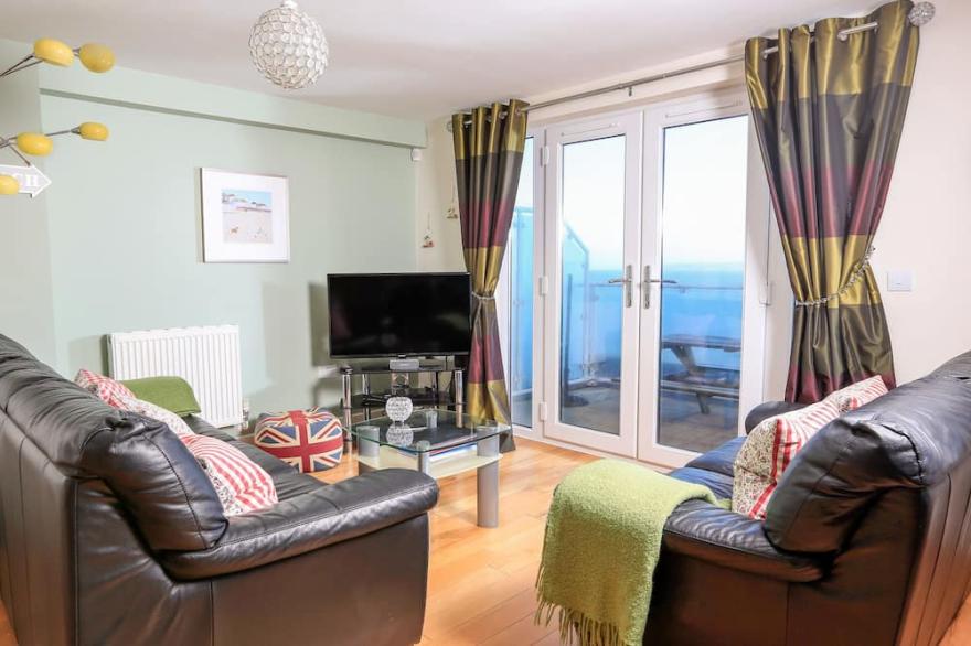 2 THE BAY, family friendly, country holiday cottage in Bigbury