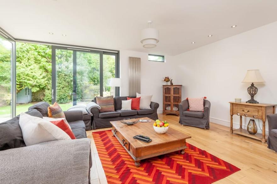 Beautiful Georgian property enjoying a quiet location. Sleeps 10.
