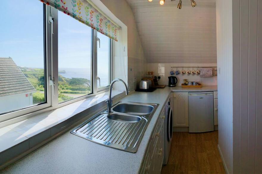 Mullion Coastpath, sea views, access to pool subject to availability