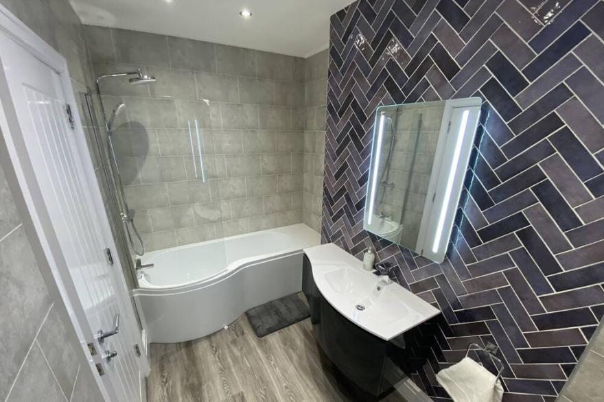 Edward Place Luxury Hot Tub Apartment