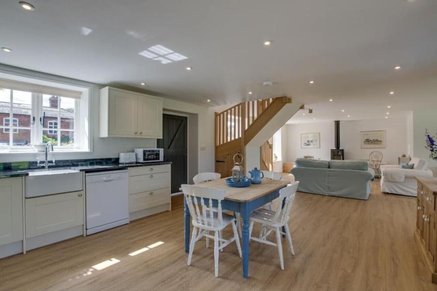 Lodge Farm Barn - Two Bedroom House, Sleeps 4