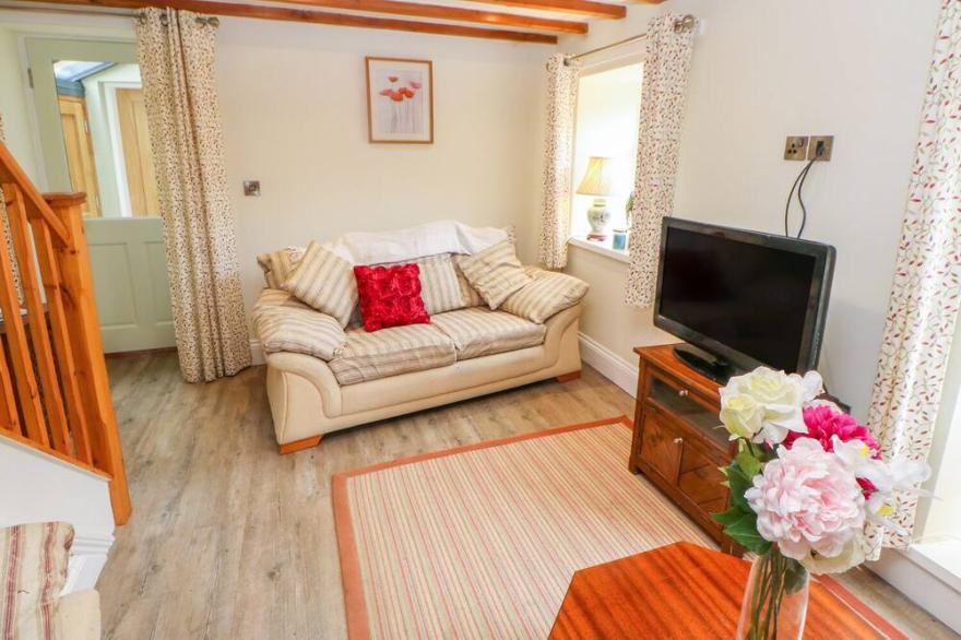 THE DOVE COTE, pet friendly, with hot tub in Brompton-On-Swale