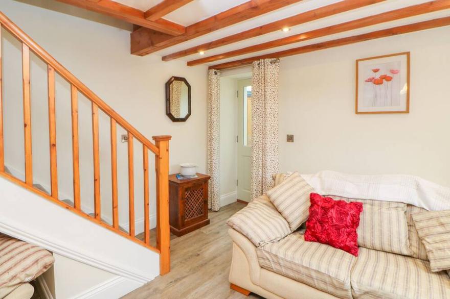 THE DOVE COTE, pet friendly, with hot tub in Brompton-On-Swale