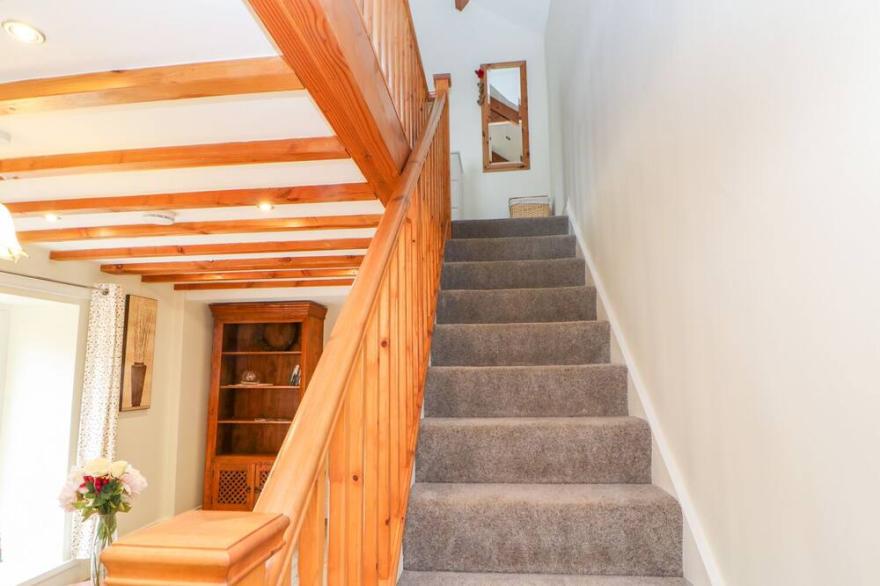 THE DOVE COTE, pet friendly, with hot tub in Brompton-On-Swale