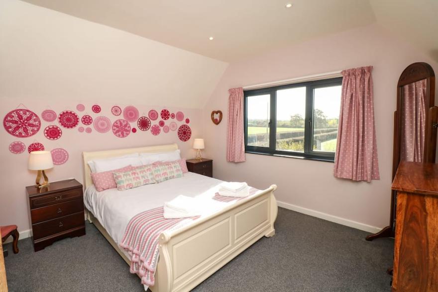 CROCKERNHAYES, pet friendly, character holiday cottage in Whimple