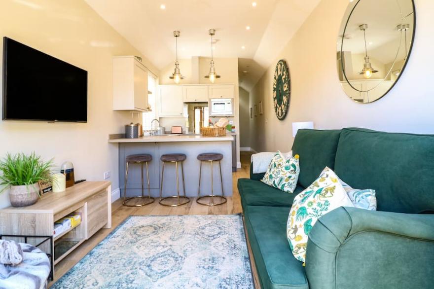 RAFFINBOW RETREAT, pet friendly in Mickleton, Gloucestershire