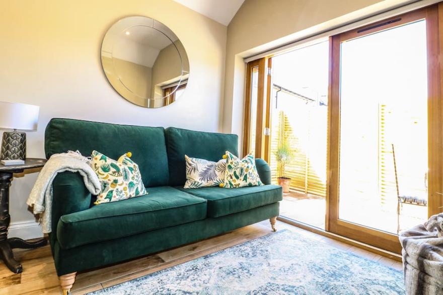 RAFFINBOW RETREAT, pet friendly in Mickleton, Gloucestershire