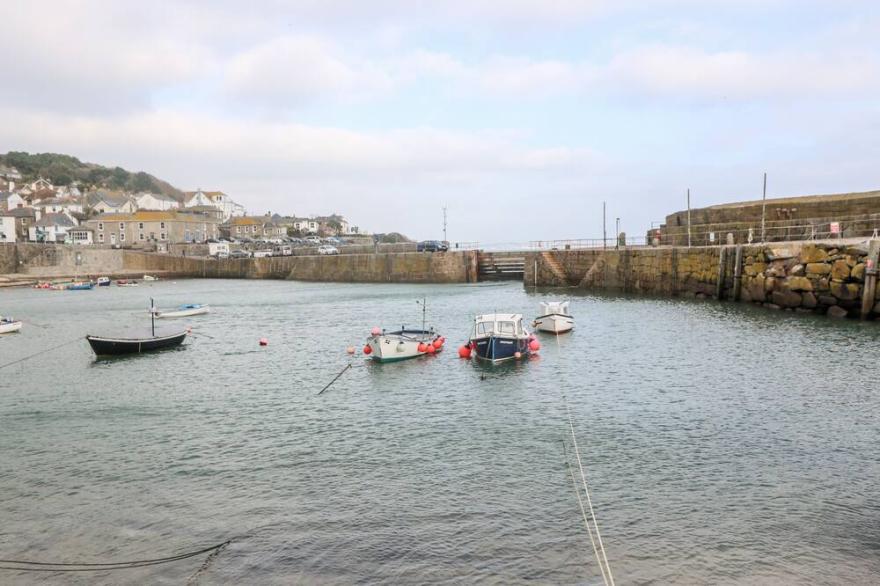 5 PARC TERRACE, family friendly, character holiday cottage in Newlyn