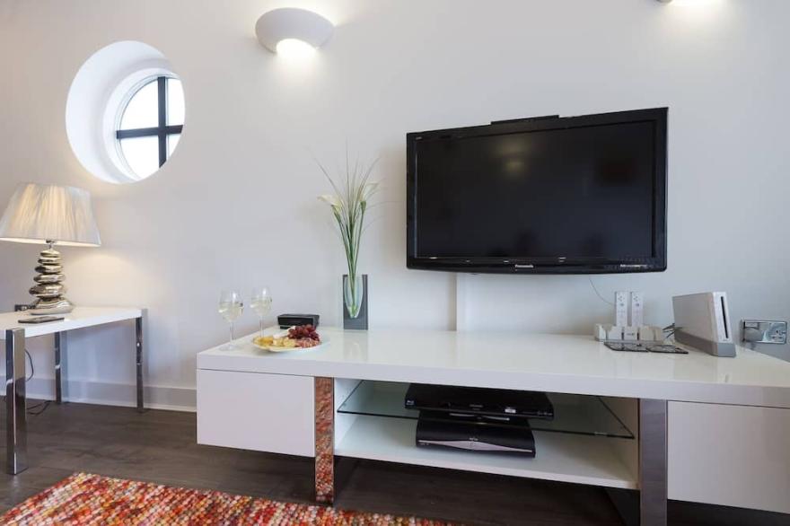 SERENDIPITY, family friendly, character holiday cottage in St Ives