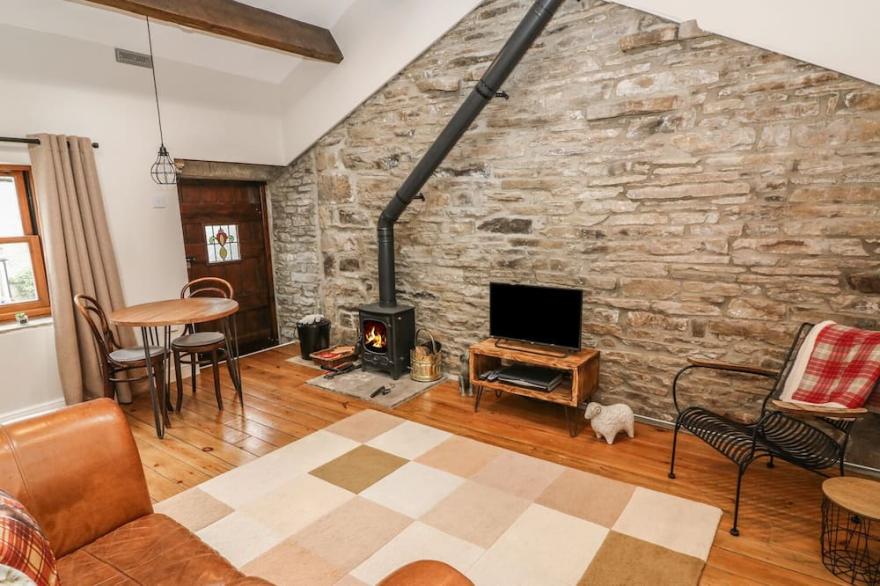 HEUGH BARN, with open fire in Muker