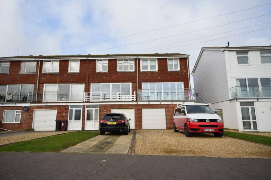Sea Breeze, Selsey -  a town house that sleeps 6 guests  in 3 bedrooms