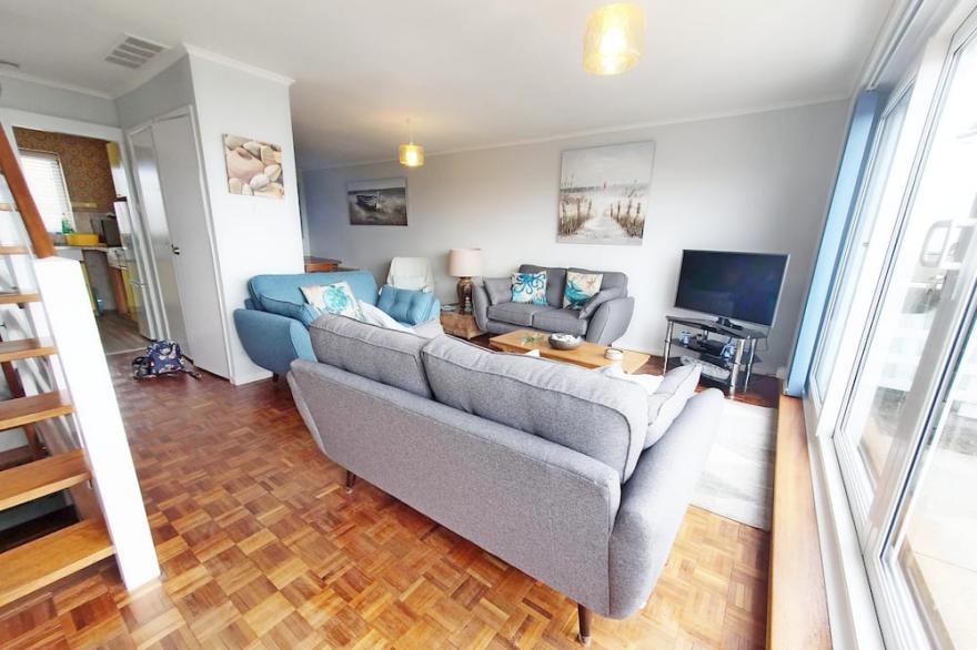 Sea Breeze, Selsey -  a town house that sleeps 6 guests  in 3 bedrooms
