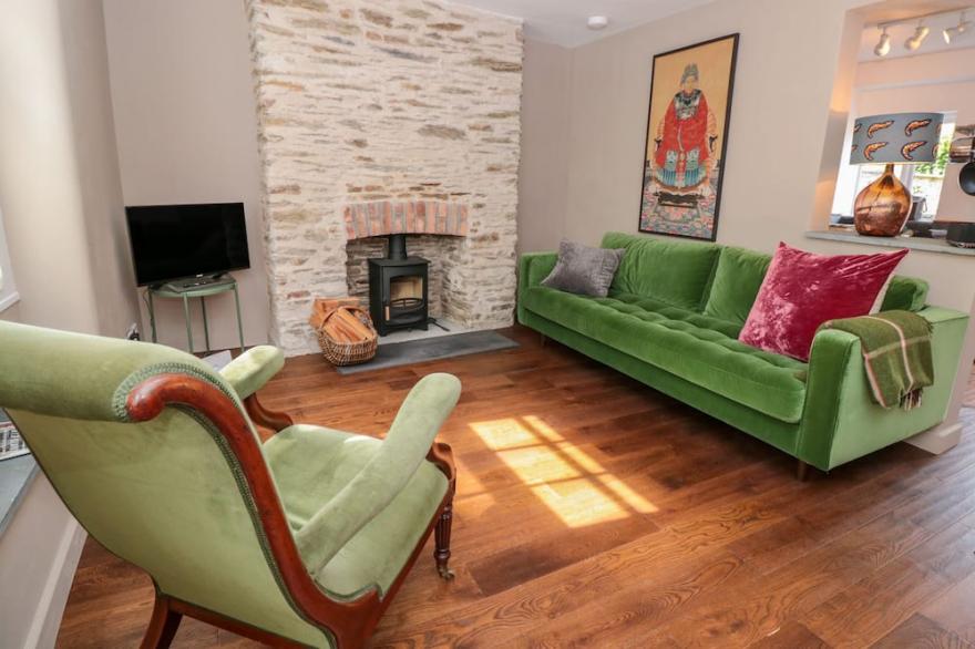 2 COURT COTTAGES, pet friendly, with open fire in Aveton Gifford