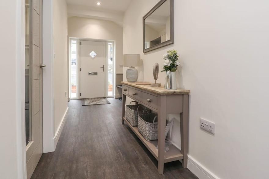LAUNDRY COTTAGE, pet friendly, luxury holiday cottage in Milnthorpe