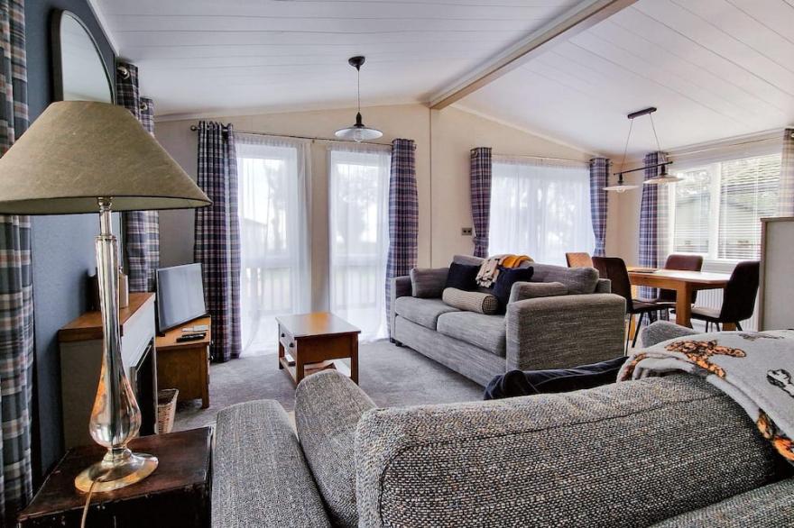 Stunning lodge with large decking at Azure Seas in Suffolk ref 32109OG