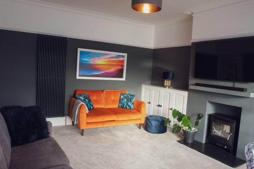 Stylish 2 bedroom apartment with full modern amenities.