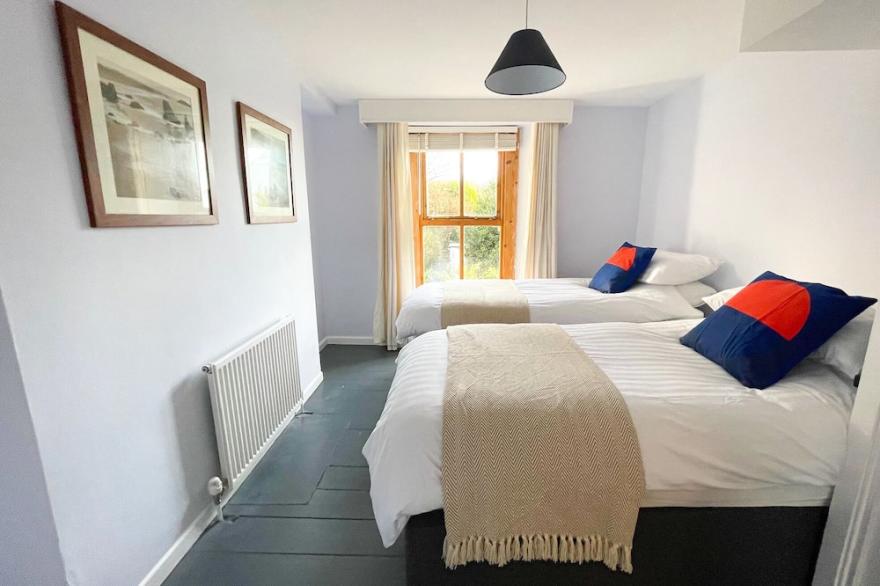 Beautiful Cottage with Sea Views Over Looe