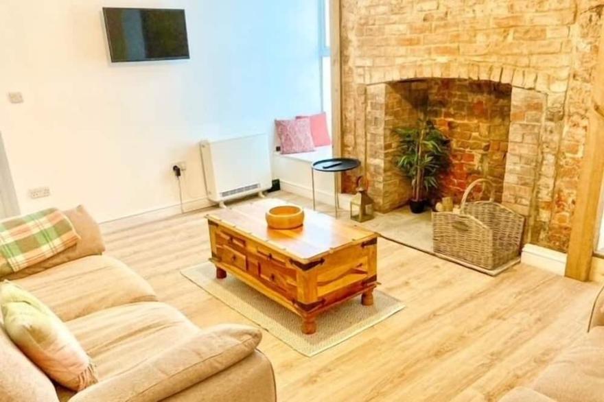 Stunning Renovated & Spacious 2 BR - 100m to beach