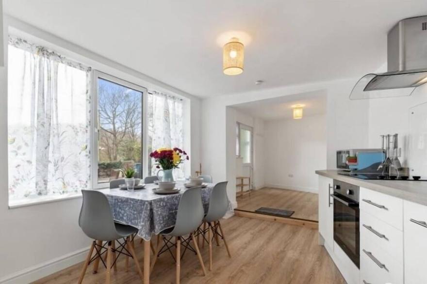 Stunning Renovated & Spacious 2 BR - 100m to beach