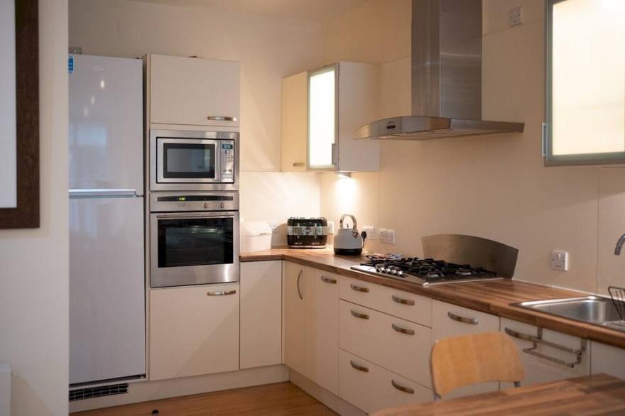 Pass the Keys | Spacious Family 2-bed GF Sleeps 6 with Parking