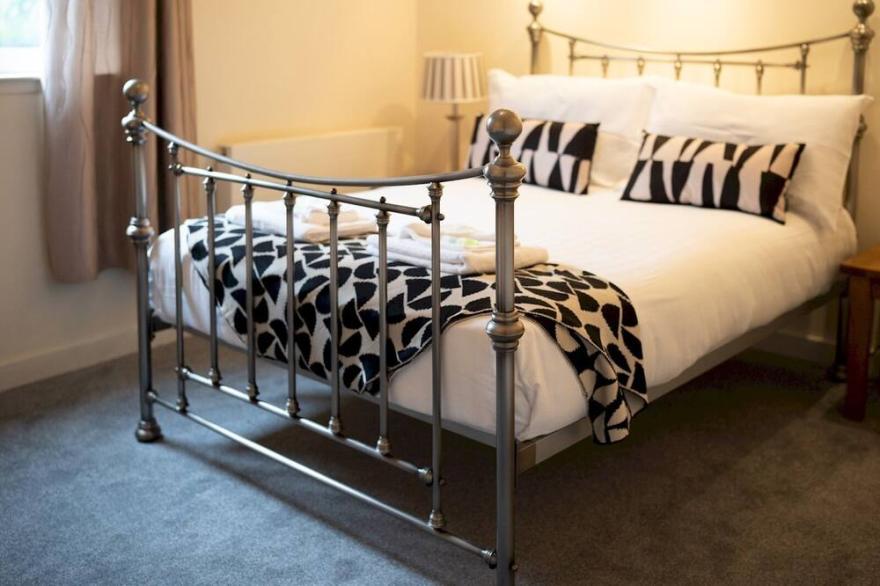 Pass the Keys | Spacious Family 2-bed GF Sleeps 6 with Parking