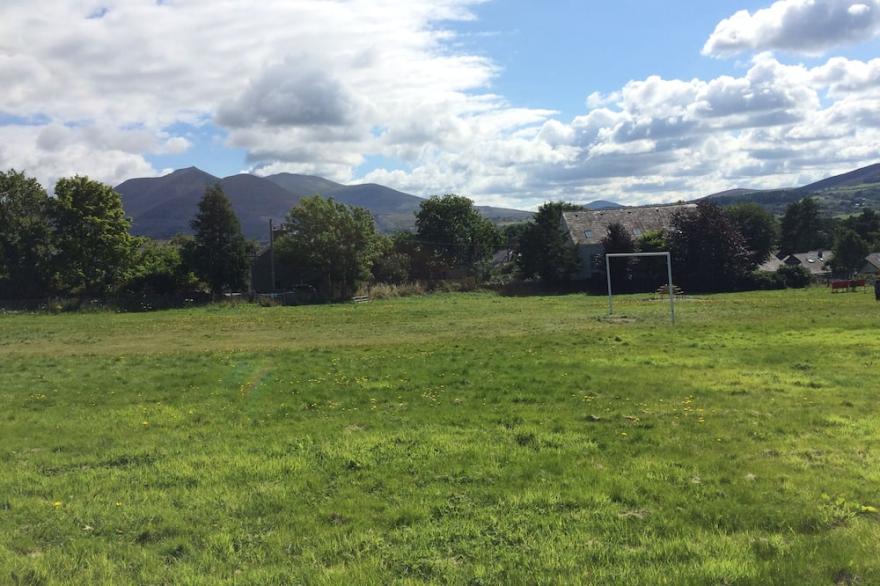 Spacious family house, 5 min drive to Zipworld, & Snowdonia National Park