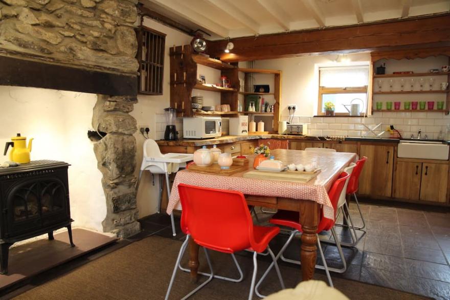 Spacious family house, 5 min drive to Zipworld, & Snowdonia National Park