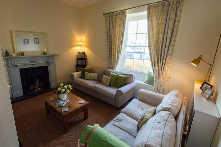 Beautiful cottage in the heart of Manorbier. Part of the Chateau Manorbier Estate
