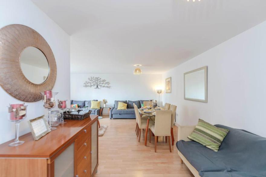 VENUS HOUSE- EXTREMELY SPACIOUS APARTMENT CLOSE TO LONDON EXCEL, UP TO 12 PEOPLE