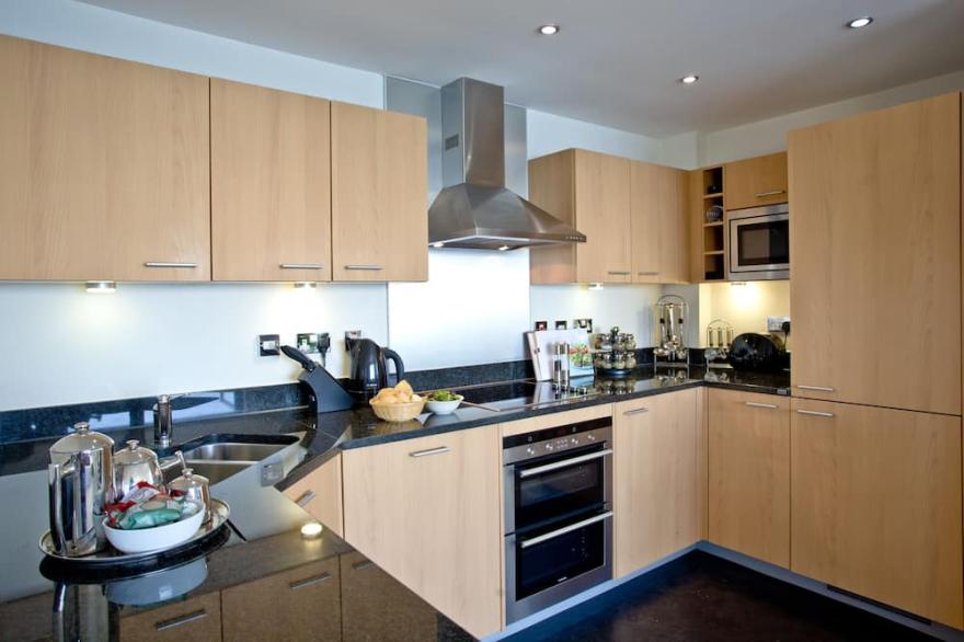 Harbour View, Luxury 5 star Apartment, Stunning Views, Location Free Parking