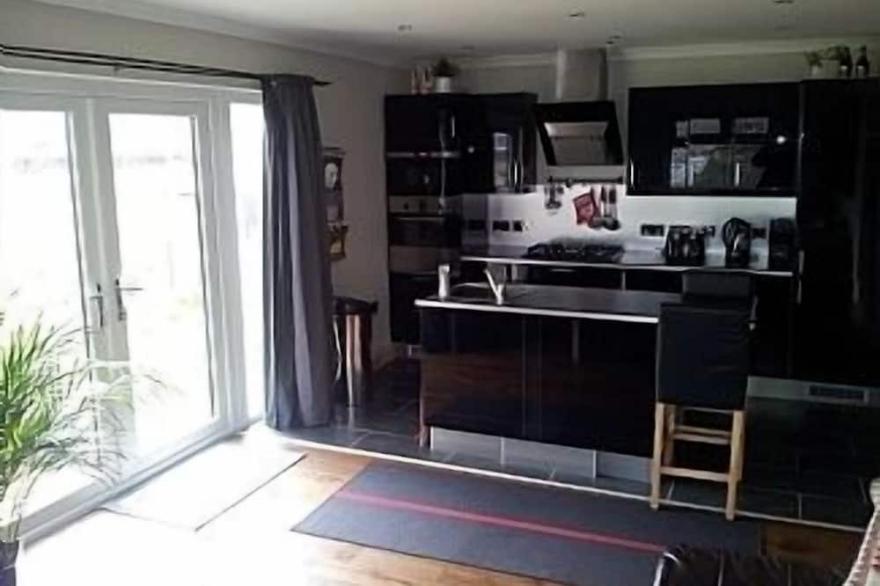 2 Bedroom Cottage With Open Views To Rear