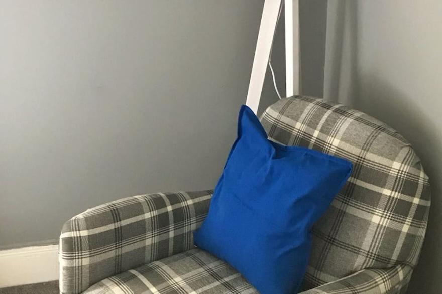 Spacious Upper Villa Apartment In Bishopton, Glasgow Commuter Village