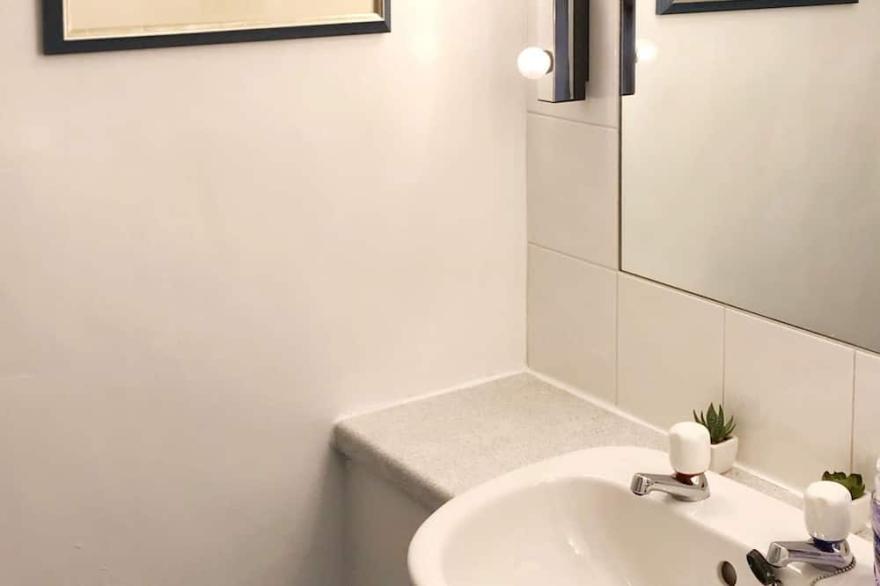 Spacious Upper Villa Apartment In Bishopton, Glasgow Commuter Village