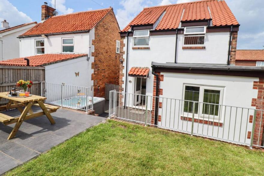 APRIL COTTAGE, family friendly, with hot tub in Filey