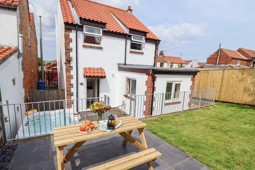 APRIL COTTAGE, family friendly, with hot tub in Filey