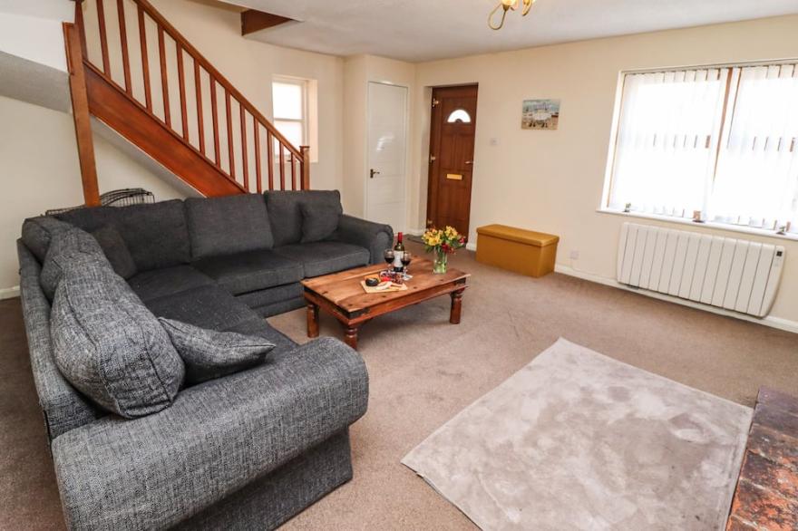 APRIL COTTAGE, family friendly, with hot tub in Filey