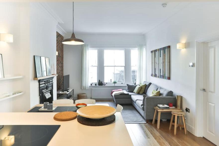 Bright and cozy apartment in Notting Hill.